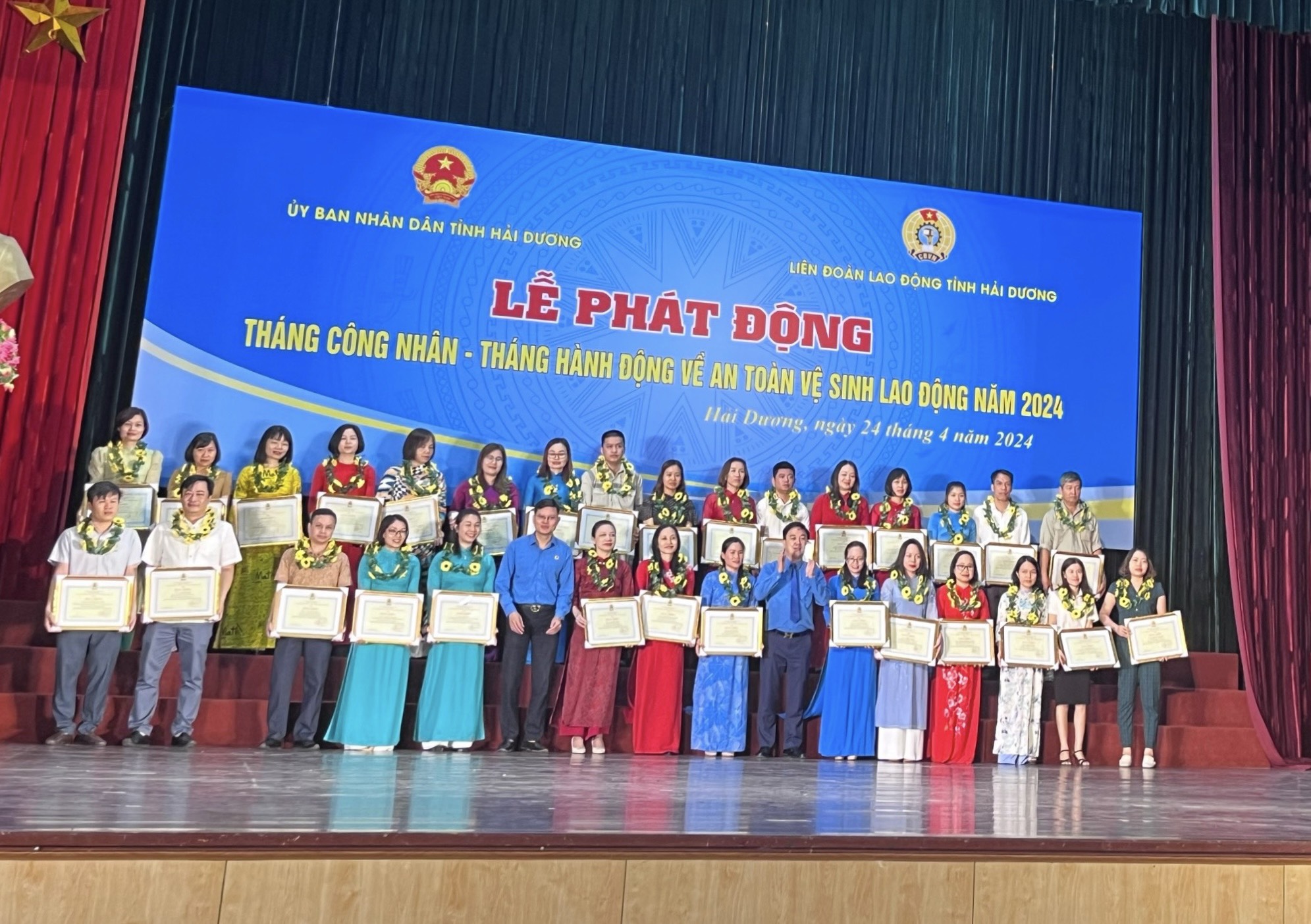 2 nữ công đoàn viên xuất sắc của CĐ trường chuyên Nguyễn Trãi được Liên đoàn Lao động tỉnh Hải Dương tôn vinh.